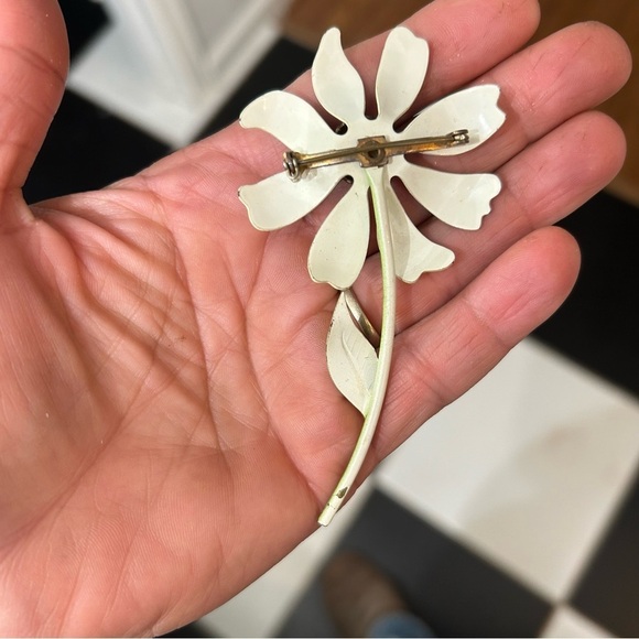 Vintage 1950s Enamel Daisy Yellow Flower Brooch Pin - Picture 4 of 4